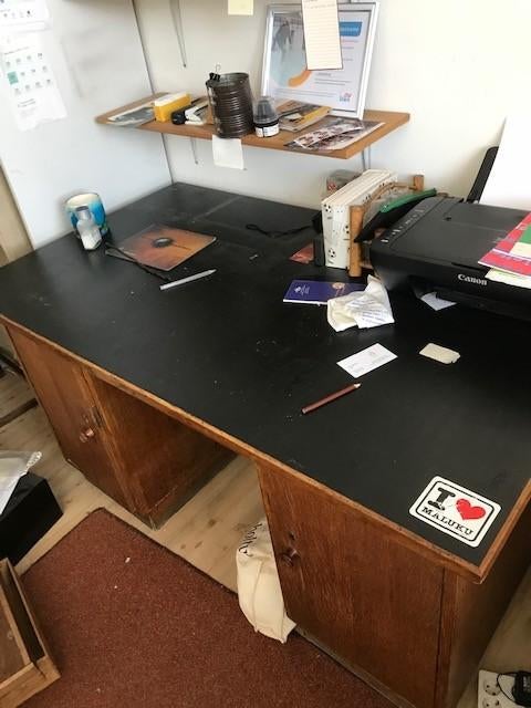 Robuust houten bureau met opbergruimte, Huis en Inrichting, Ophalen, Opbergruimte, Gebruikt, Hout