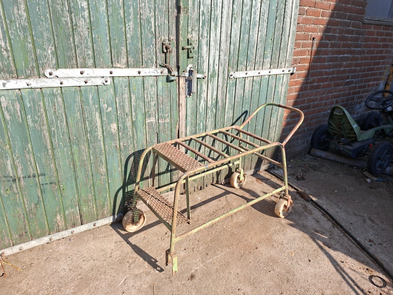 Oude plukkar / oogstkar op wielen, Ophalen, Gebruikt
