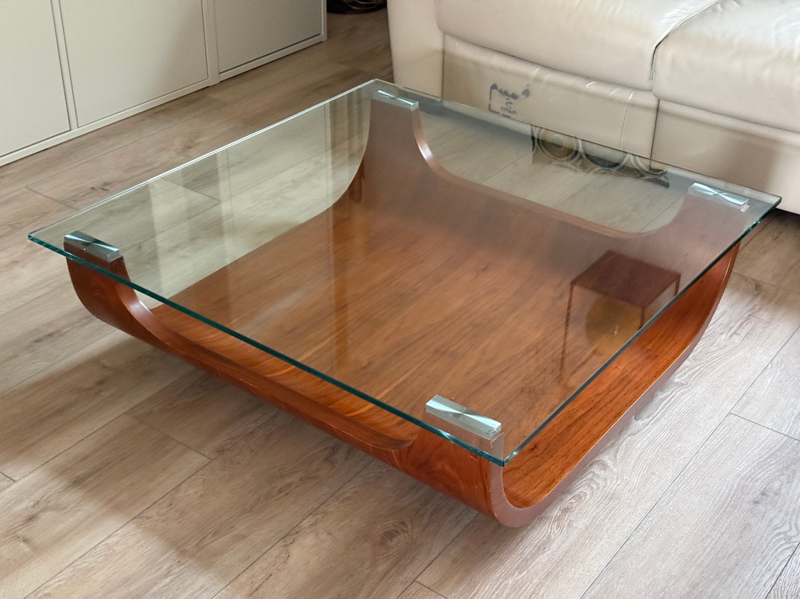 Design salontafel met glazen blad en houten onderstel, Huis en Inrichting, Ophalen, Gebruikt, Glas, Rechthoekig