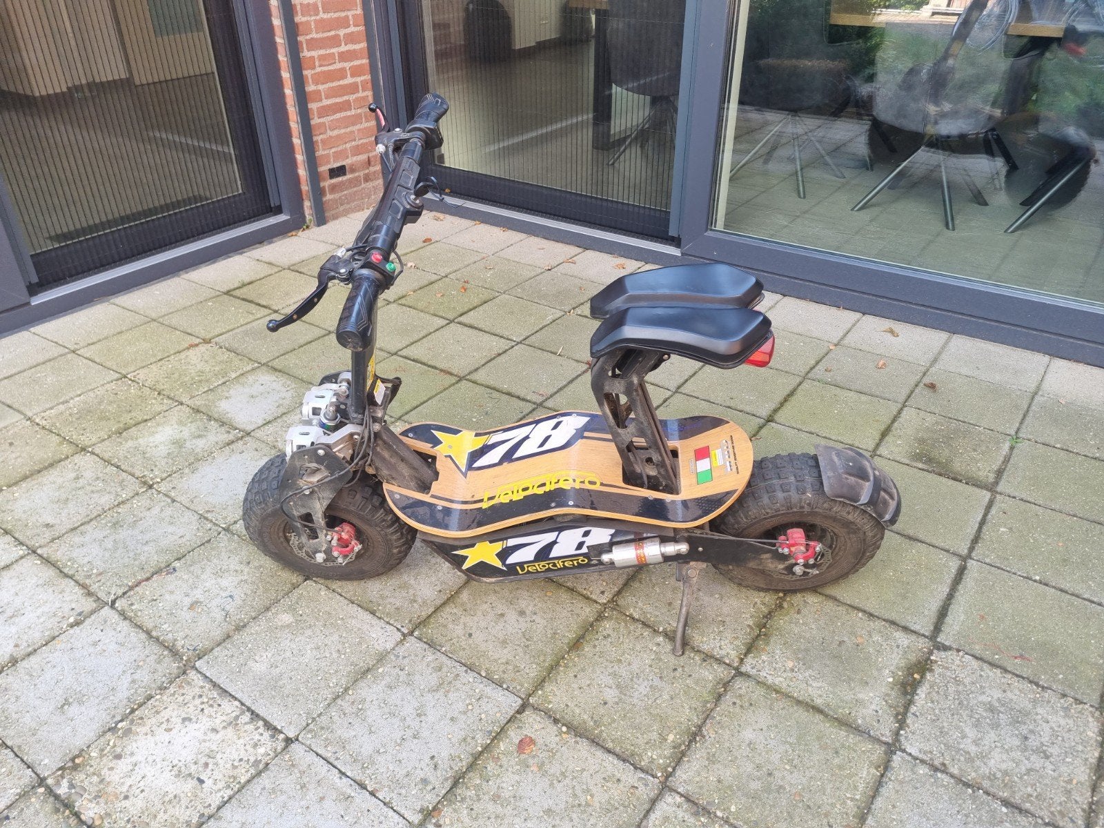 Stoere elektrische step met zadel - Uniek design, Fietsen en Brommers, Steps, Ophalen, Gebruikt, Elektrische step (E-scooter)
