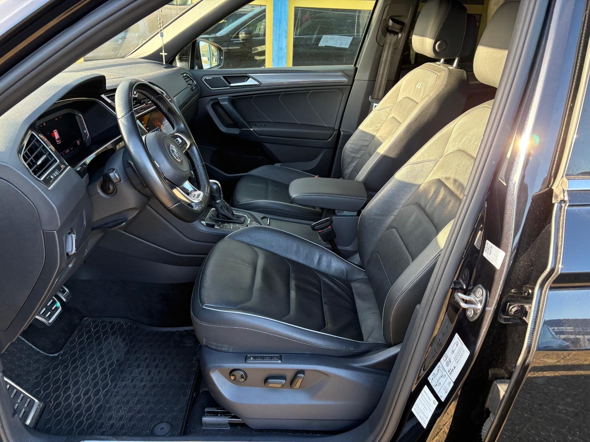 Volkswagen TIGUAN 2.0 TDI R-LINE DSG 240 PK LEDER CAMERA, Auto's, Automaat, Gebruikt, 4 cilinders, Zwart