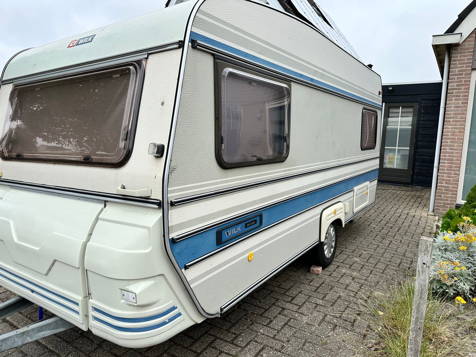 Wilk de Luxe Caravan - Compact en Compleet, Vast bed, Treinzit, Particulier, 4 tot 5 meter