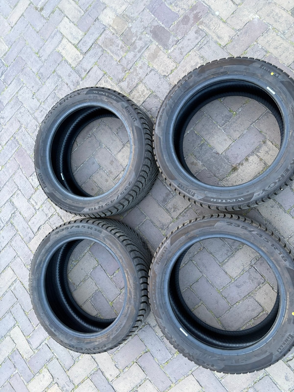 Pirelli winterband 235/45/18 zgan, Auto diversen, Velgenbomen, Ophalen