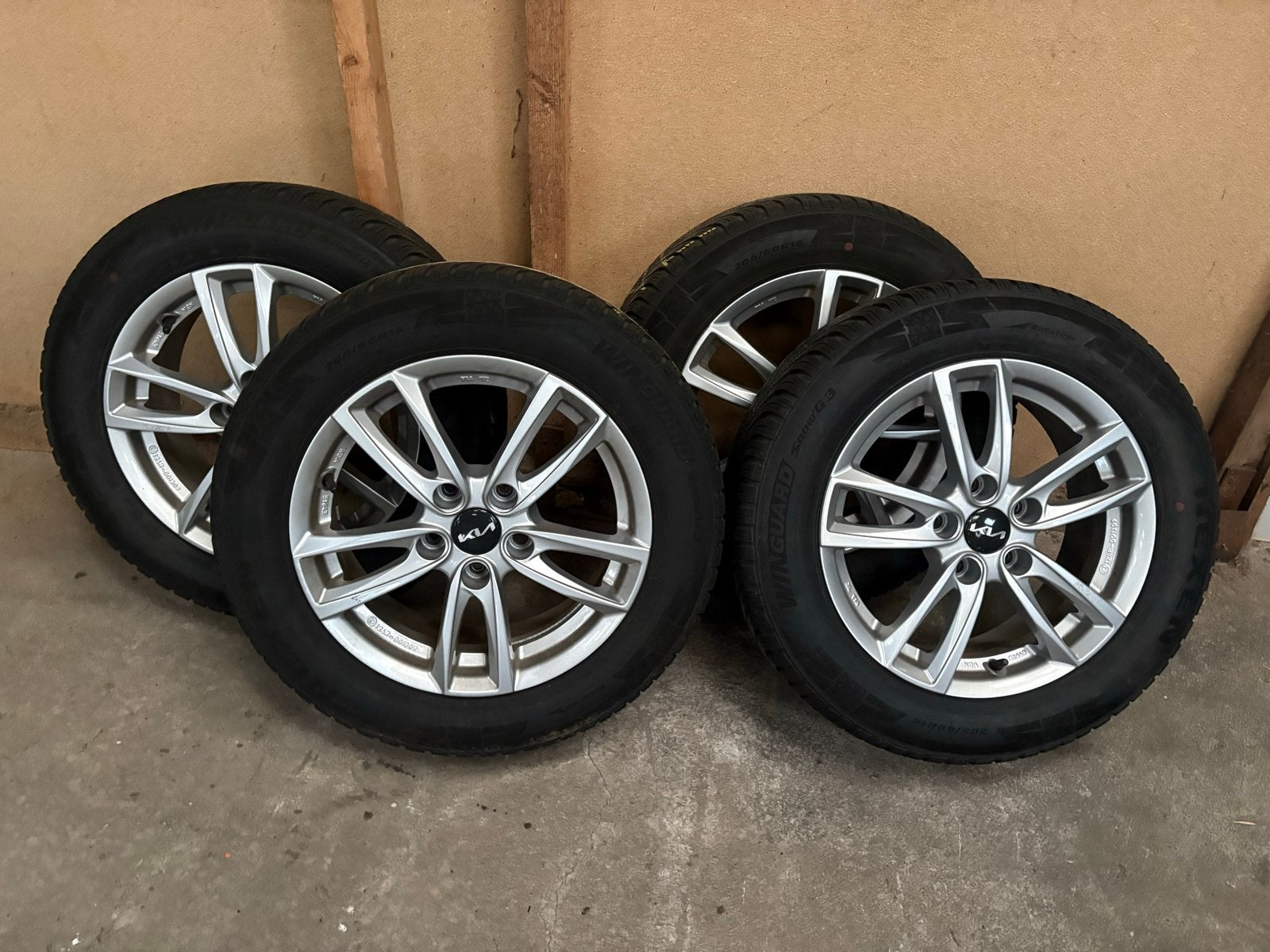 4 Nexen winterbanden op originele KIA Niro velg - 205/60R16, Gebruikt, 16 inch, Banden en Velgen, Personenwagen