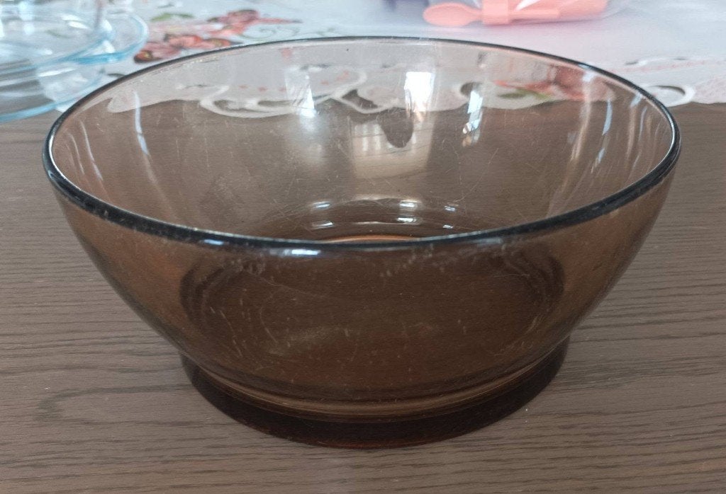 Bruine glazen kom / serveerschaal doorsnede 19 cm, Gebruikt, Ophalen of Verzenden, Overige stijlen, Glas
