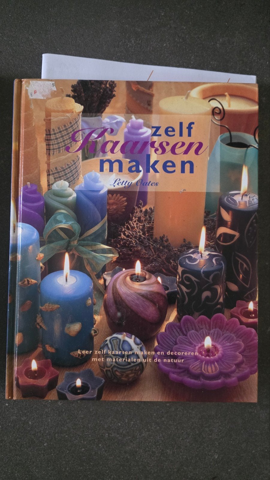Boek: Zelf Kaarsen Maken - Leer kaarsen maken en decoreren, Ophalen of Verzenden, Gelezen, Overige onderwerpen, Letty Oates