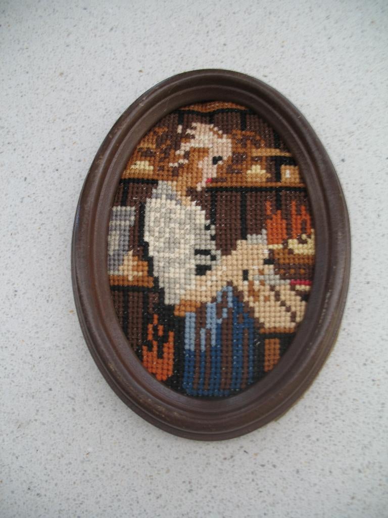 Klein Petit Geborduurd in Ovaal Houten Lijstje Vintage., Ophalen of Verzenden