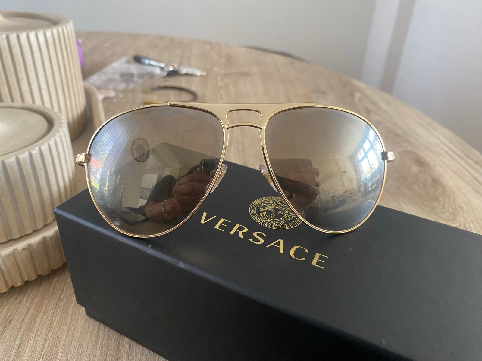Versace Zonnebril Goud - Zo goed als nieuw, Overige merken, Zonnebril, Overige kleuren, Ophalen of Verzenden