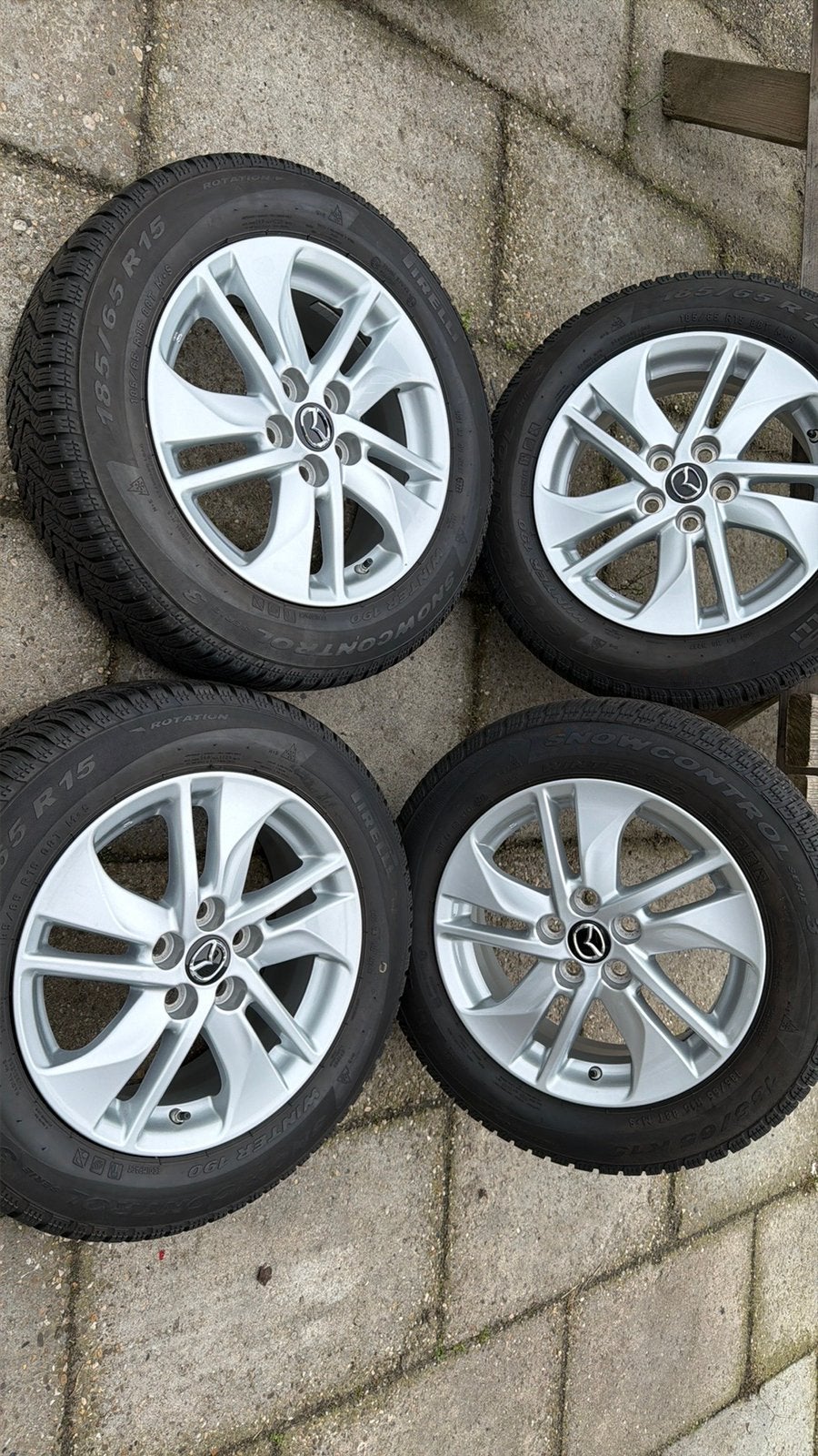 Mazda 2 hybride winterset origineel 185/65-15 pirelli, Ophalen, Gebruikt, 15 inch, Banden en Velgen