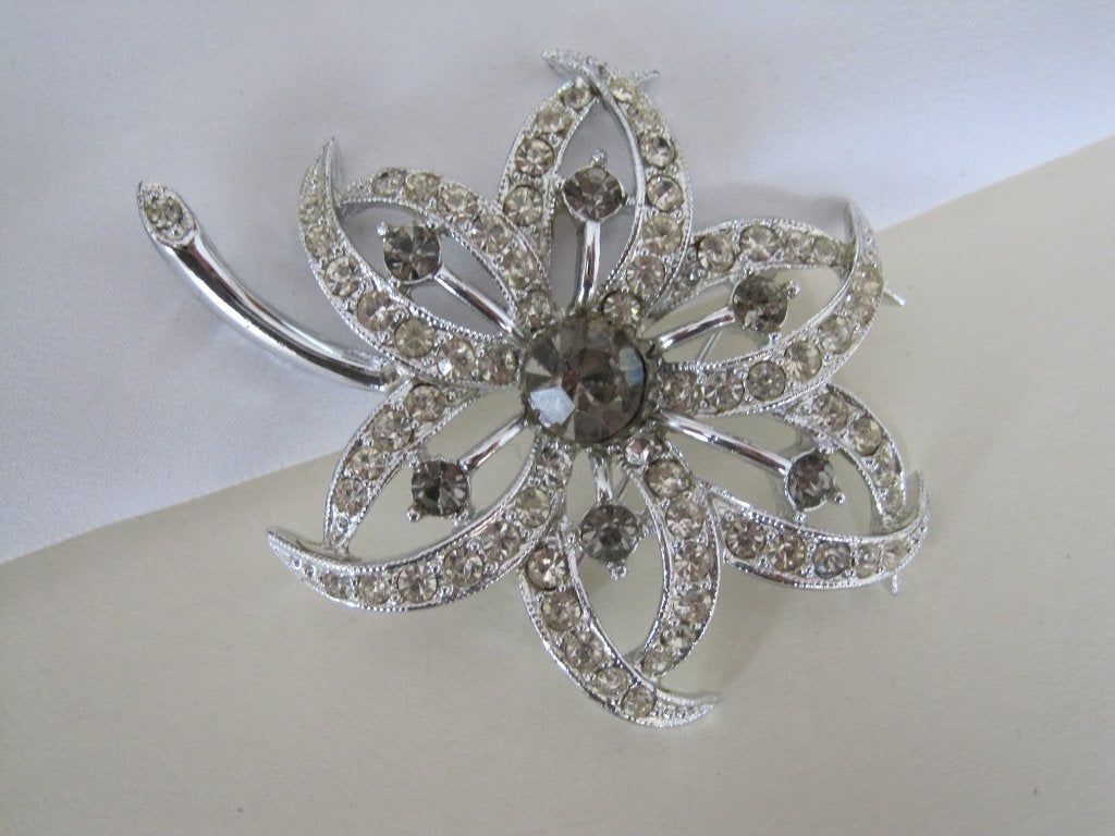 Broche bloem helder ice grijs rijnsteentjes/ Evening Star, Sieraden, Tassen en Uiterlijk, Met kristal, Overige materialen, Overige kleuren