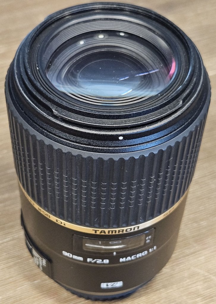 Tamron 90mm F/2.8 macrolens met stabilisatie voor Canon EF, Zo goed als nieuw, Tamron, Macrolens, Zonnekap