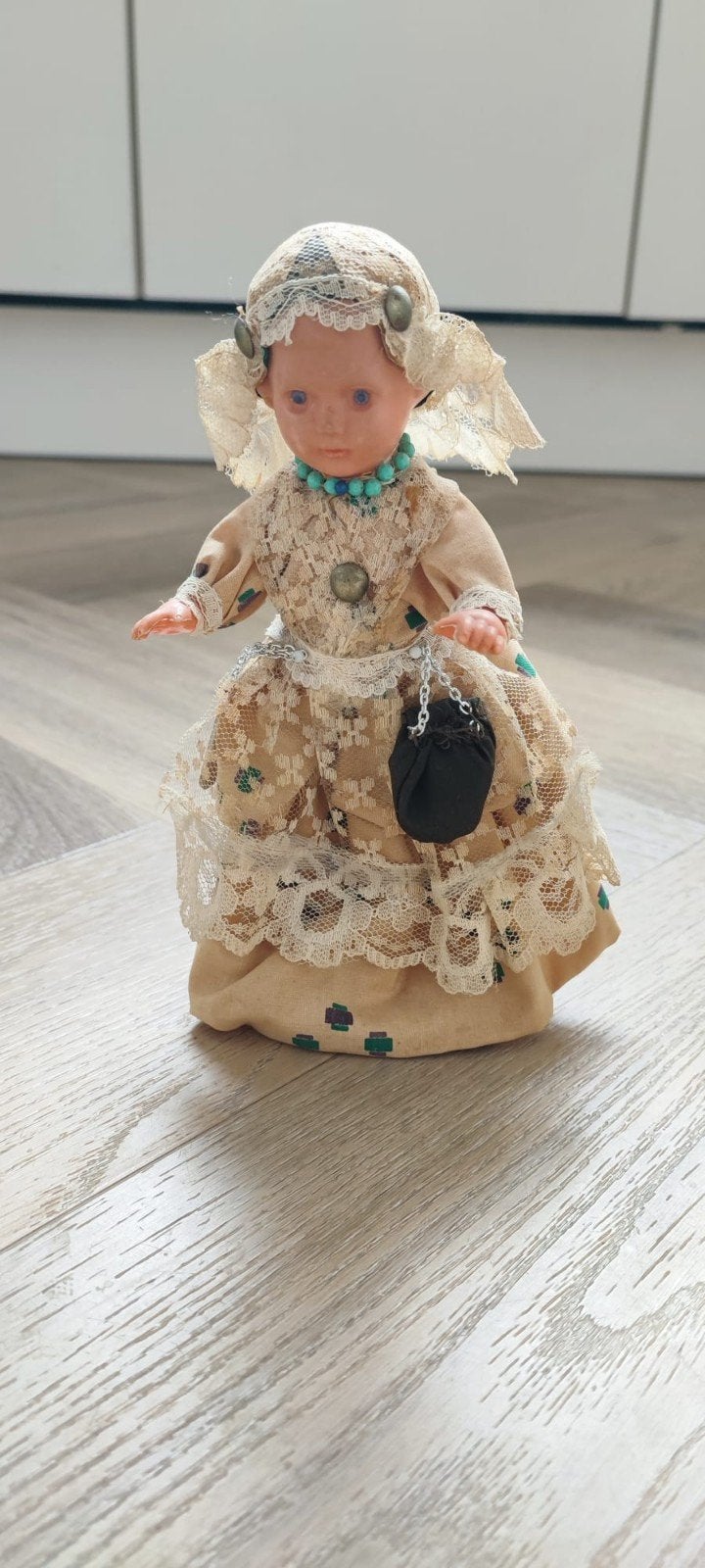 pop. meisje 20 cm. staat op een houtje, Verzamelen, Ophalen, Gebruikt, Pop