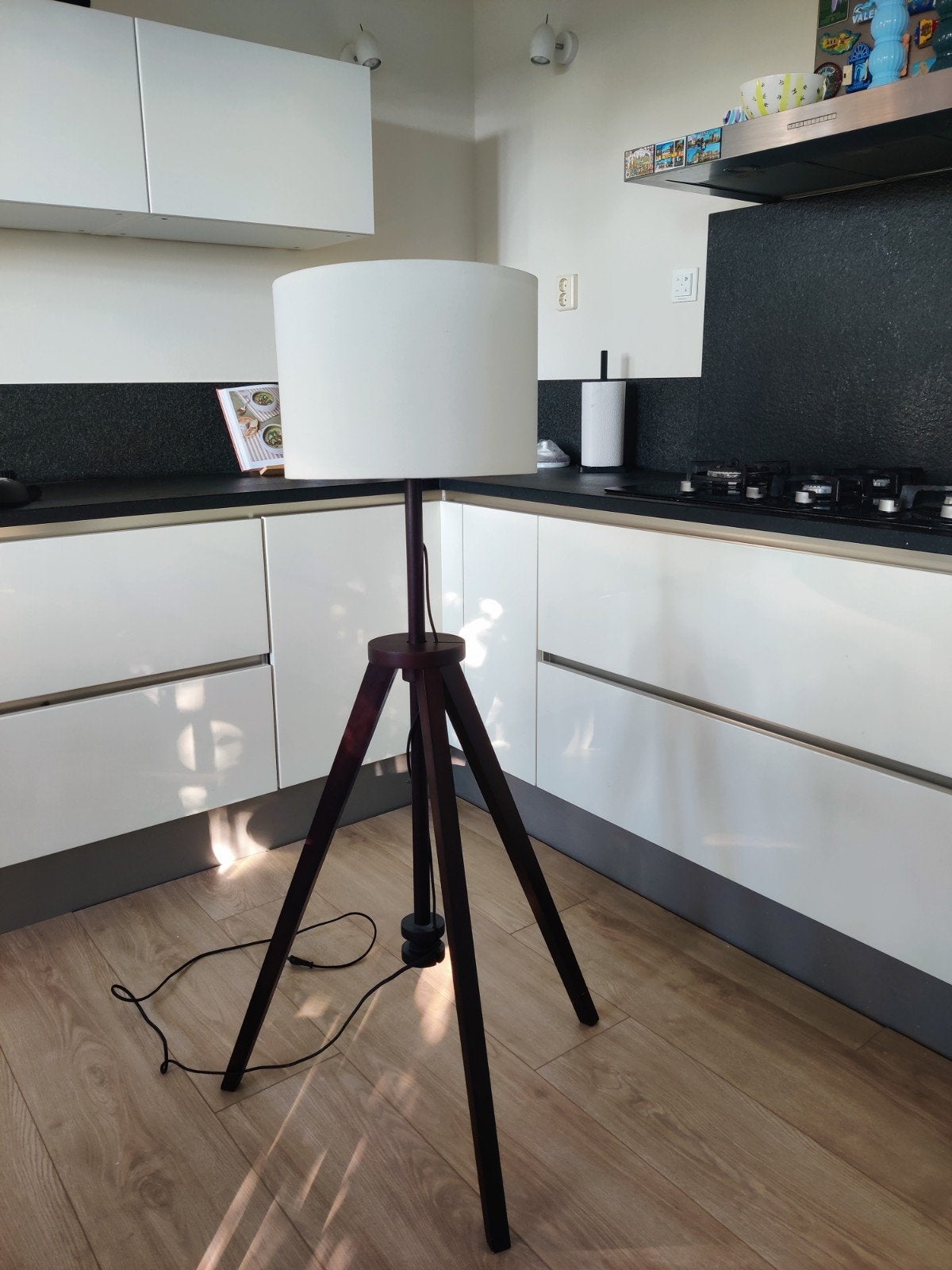 Ikea vloerlamp met witte kap en houten driepoot, Huis en Inrichting, Lampen | Vloerlampen, Ophalen, Gebruikt, 100 tot 150 cm, E27 (groot)