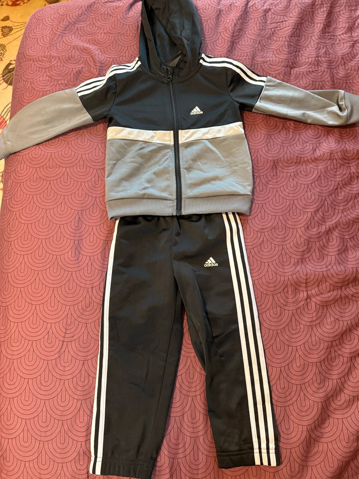 Adidas trainingspak voor baby/peuter (18-24), Kinderen en Baby's, Ophalen of Verzenden, Zo goed als nieuw, Jongen of Meisje, Setje