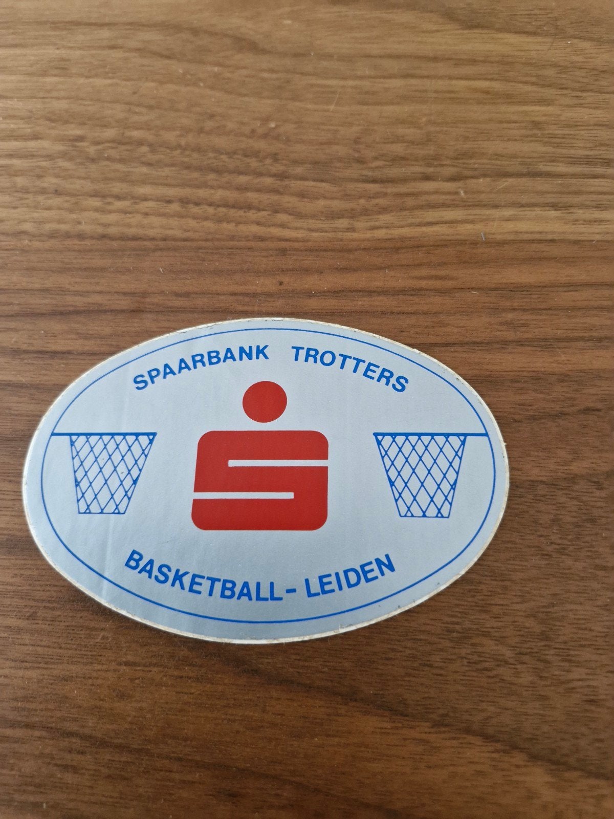 11067 Vintage Sticker Spaarbank Trotters Basketball Leiden, Ophalen of Verzenden, Gebruikt, Sport