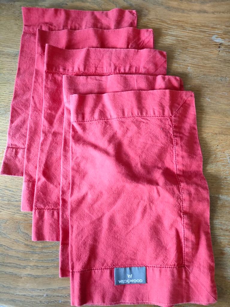 5 Wedgwood servetten - rood, Ophalen of Verzenden, Gebruikt, Overige materialen, Overige typen