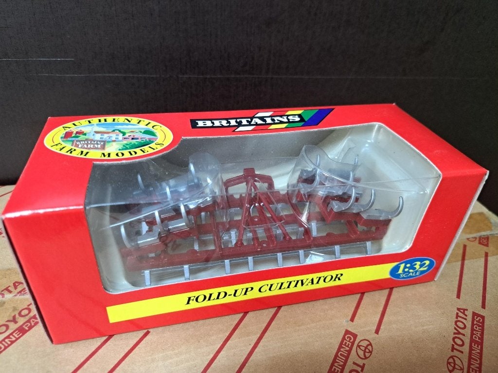 9550 Rode Cultivator van Britains nieuw in doos 1:32, Ophalen of Verzenden, Nieuw, Tractor of Landbouw, Britains