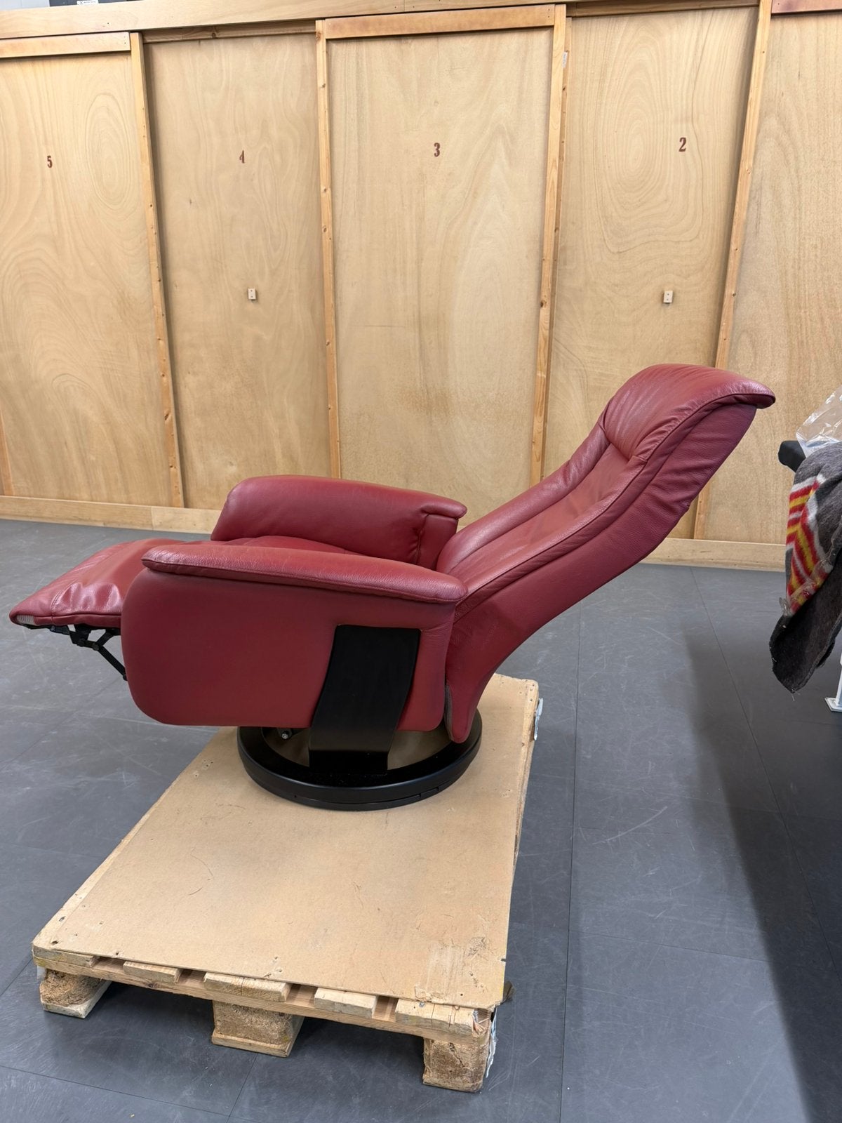 Mooie rode leren fauteuil elektrisch 2 motoren met accu, Ophalen, Zo goed als nieuw, 75 tot 100 cm, Leer