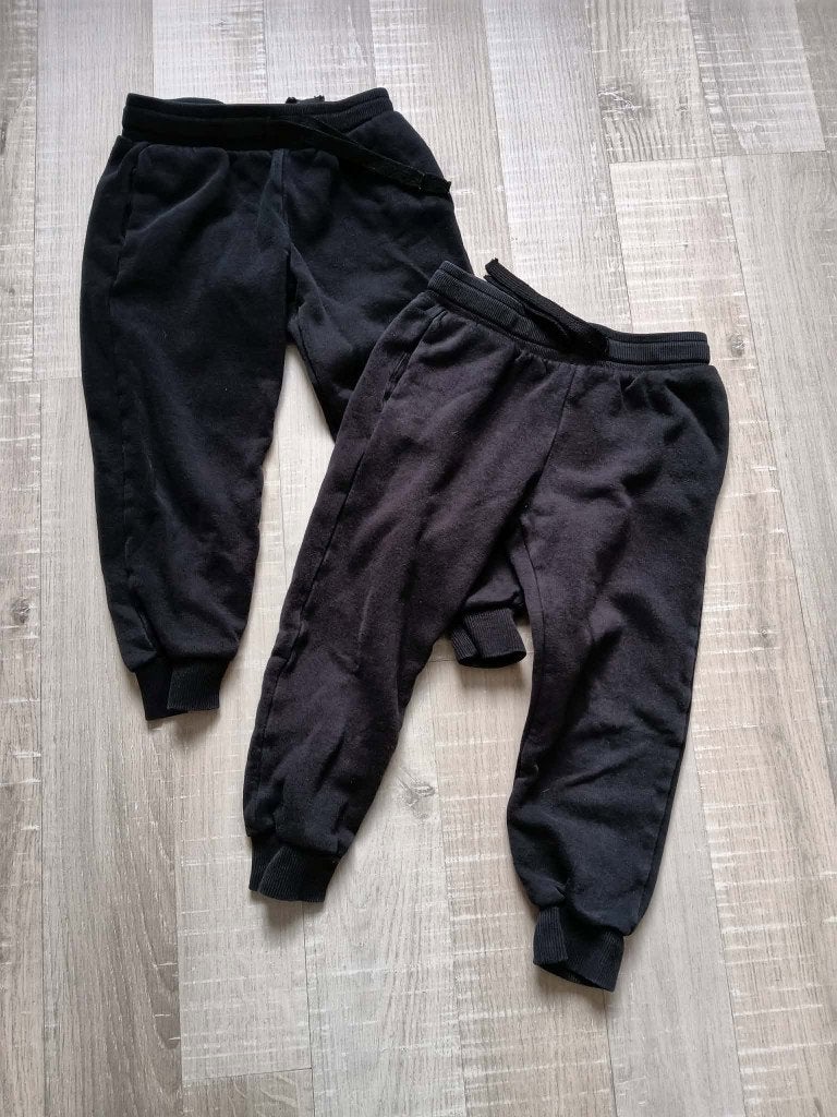 2 zwarte jogging broeken maat 98 - 104, Broek, H & m, Ophalen of Verzenden, Zo goed als nieuw