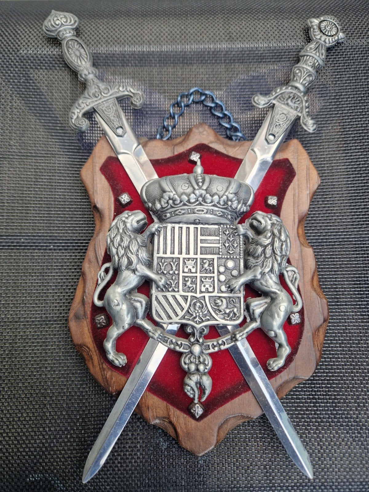 Decoratief wapenschild met zwaarden en leeuwen, Ophalen of Verzenden, Zo goed als nieuw