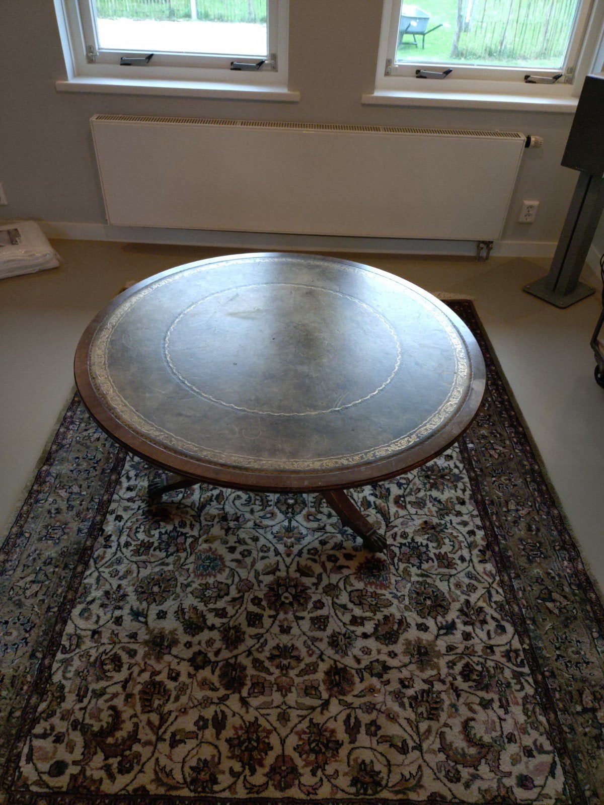 Antieke ronde tafel met lederen blad, Ophalen
