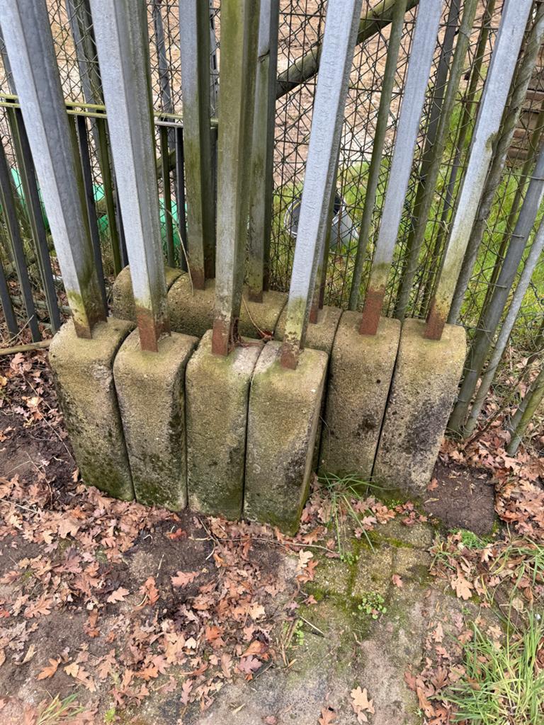 Afraseringspalen met betonnen voet, Ophalen, Zo goed als nieuw, IJzer