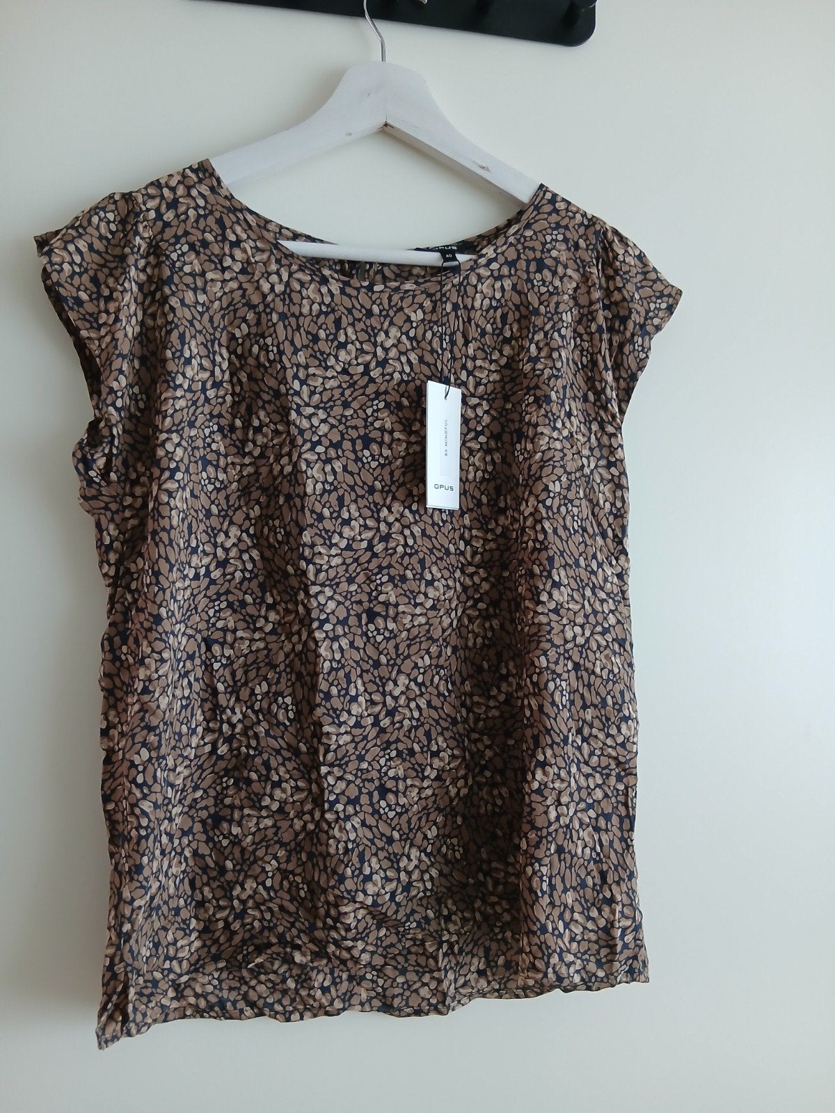 Modieuze nieuwe blouse mét prijskaartje van OPUS. Maat 40., Maat 38/40 (M), Bruin, Verzenden, Nieuw