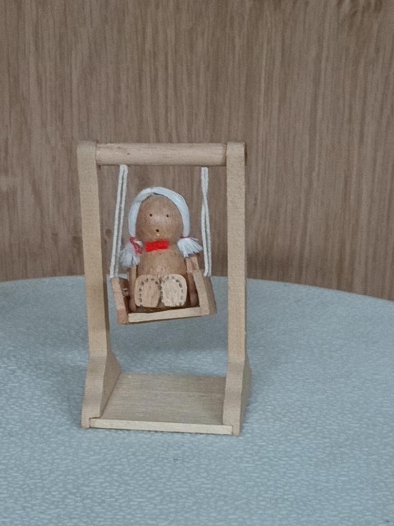 Schommel met popje poppenhuis, Ophalen of Verzenden, Gebruikt, Poppenhuis