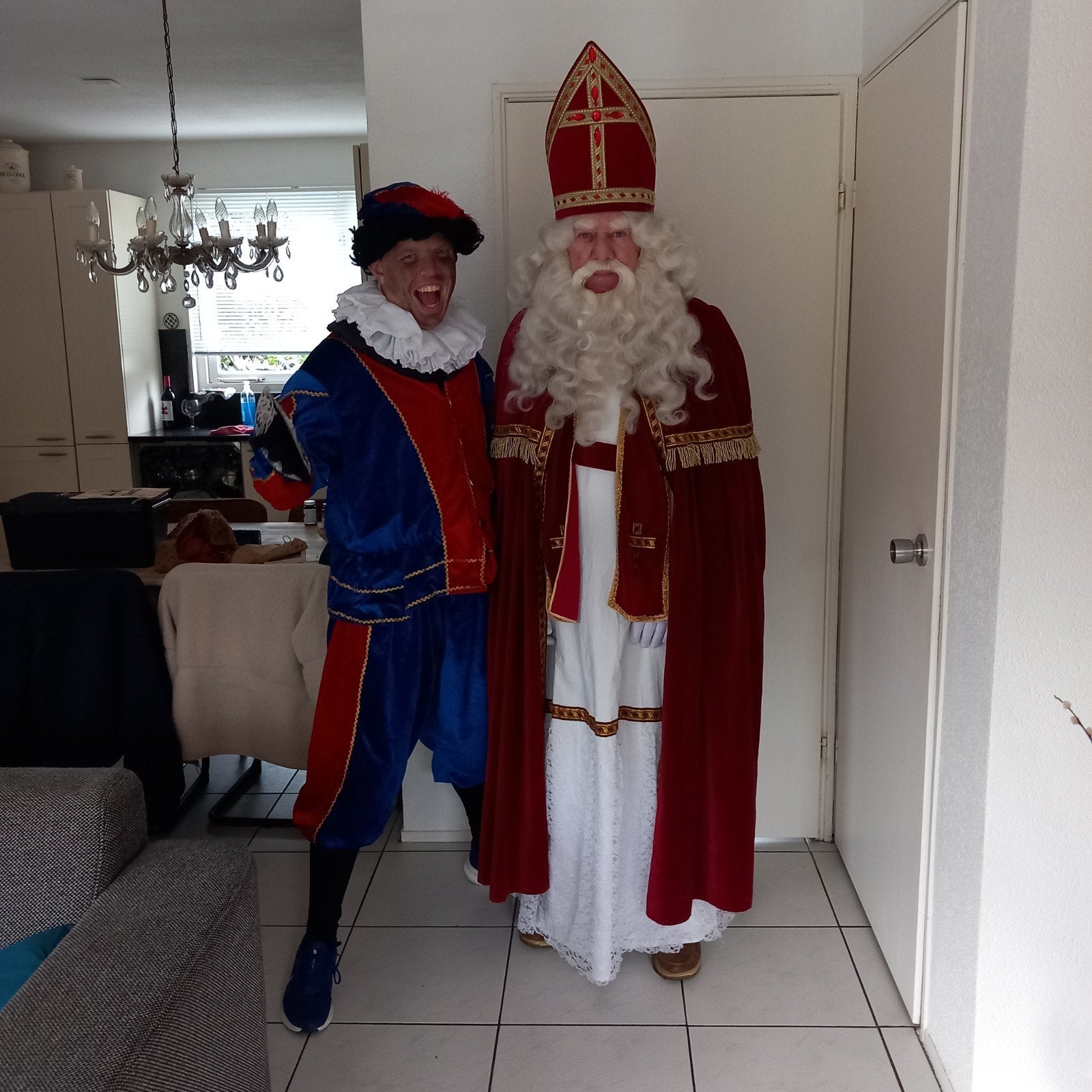 SINTERKLAAS EN 3 PIETEN KOSTUUMS, Ophalen