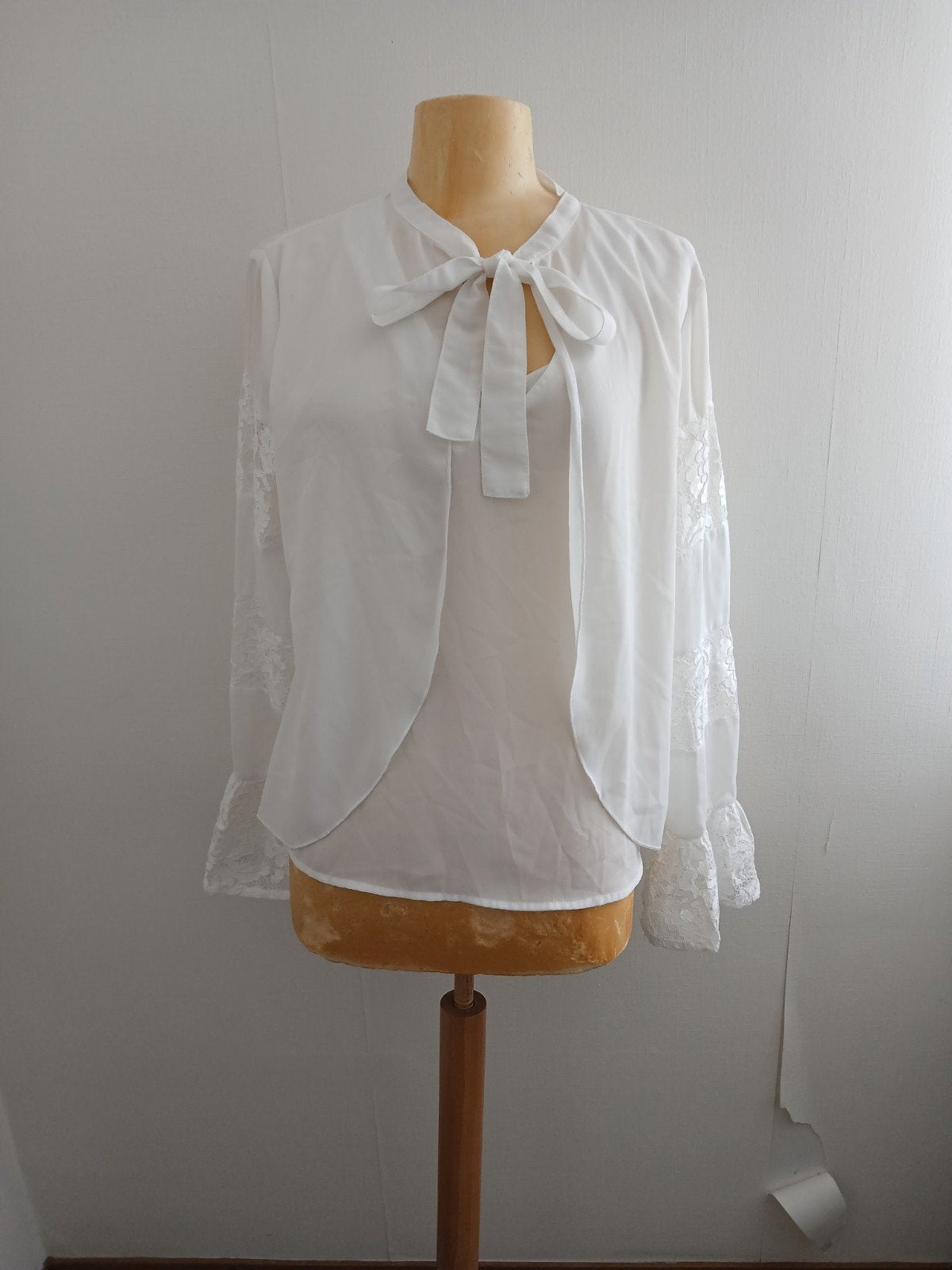 Witte blouse halsstrik kanten mouw mt 42, Verzenden, Zo goed als nieuw, Maat 42/44 (L), Wit