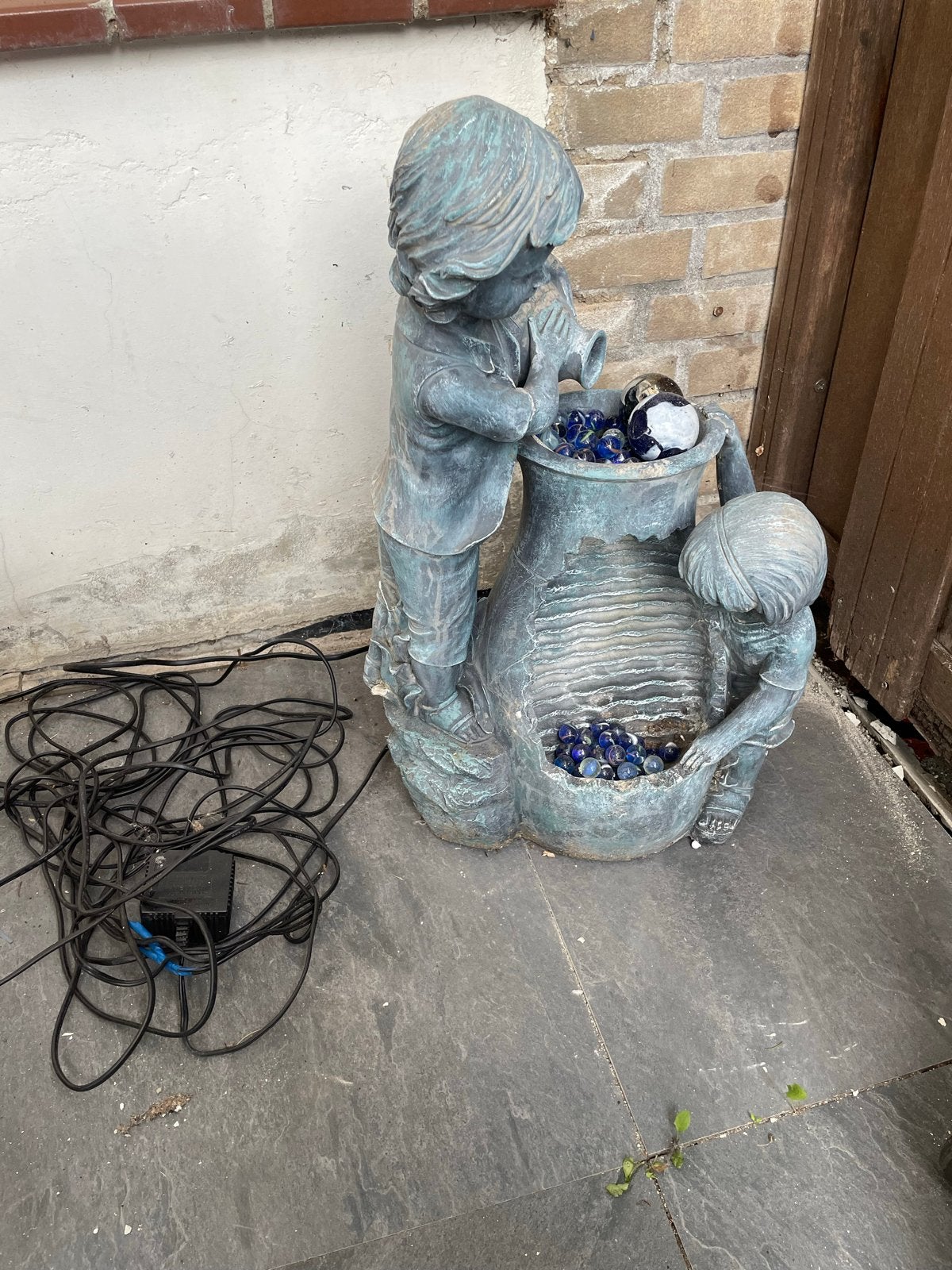 Tuinbeeld met waterornament - Kinderen bij waterkan, Ophalen of Verzenden, Gebruikt, Kunststof, Mensenbeeld