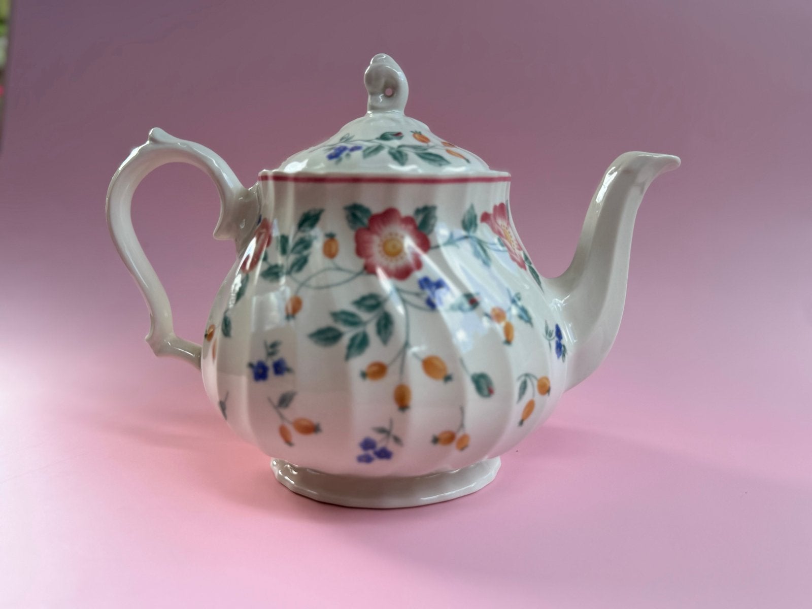 Churchill Staffordshire 'Briar Rose' Theepot, Ophalen of Verzenden