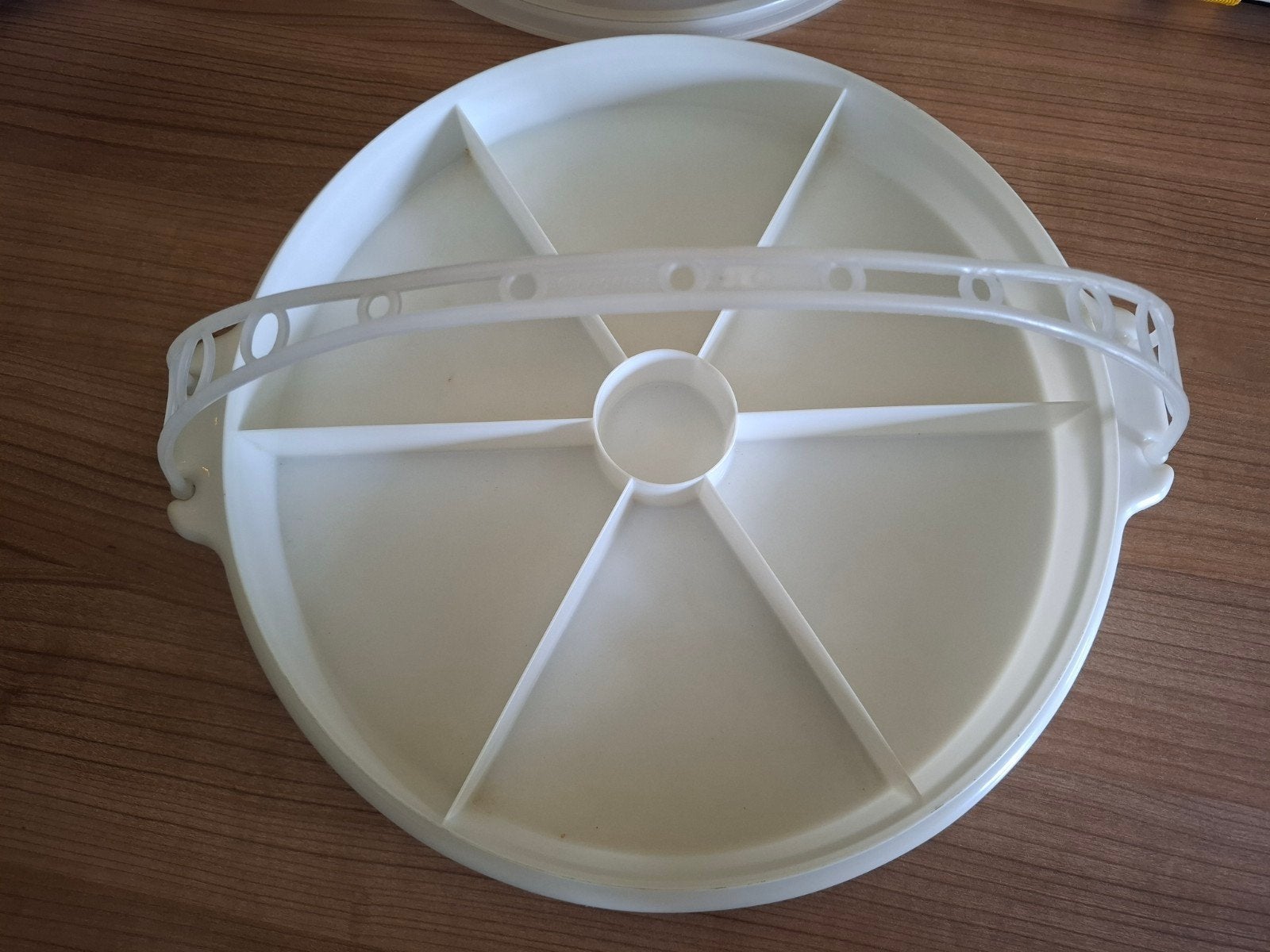 Vintage Tupperware 6 vaks partyschaal met deksel en hengsel, Huis en Inrichting, Keuken | Tupperware, Ophalen, Gebruikt, Wit, Schaal