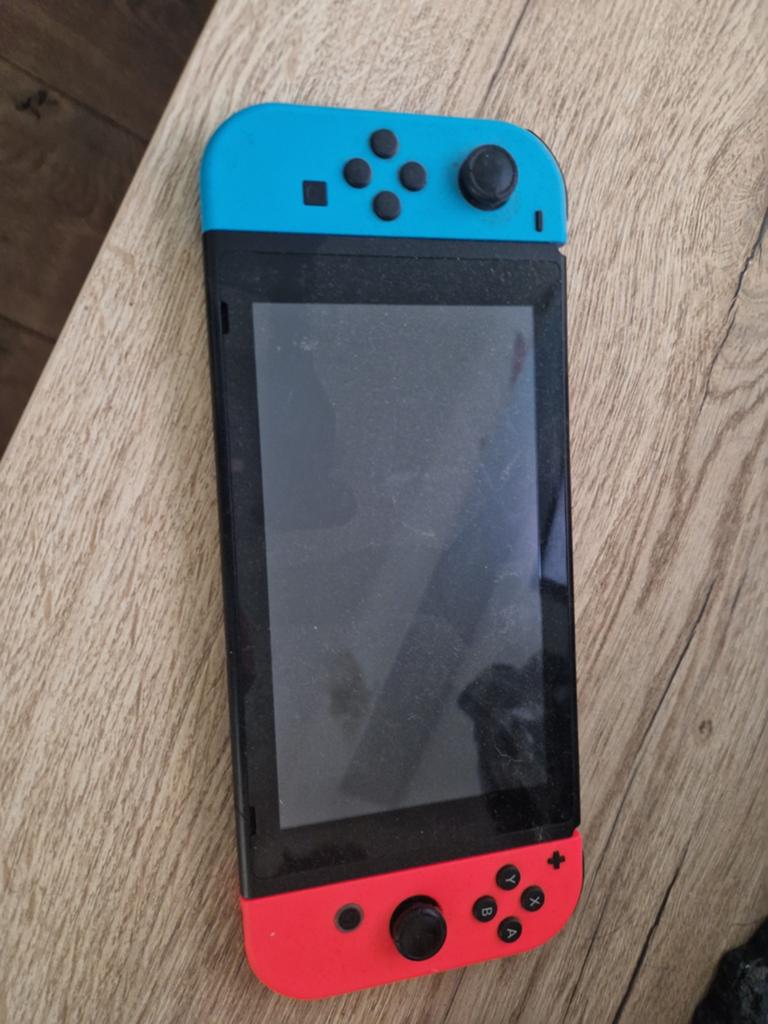 Nintendo Switch met Zelda hoes en games, Spelcomputers en Games, Spelcomputers | Nintendo Switch, Gebruikt, Switch Original, Met 2 controllers