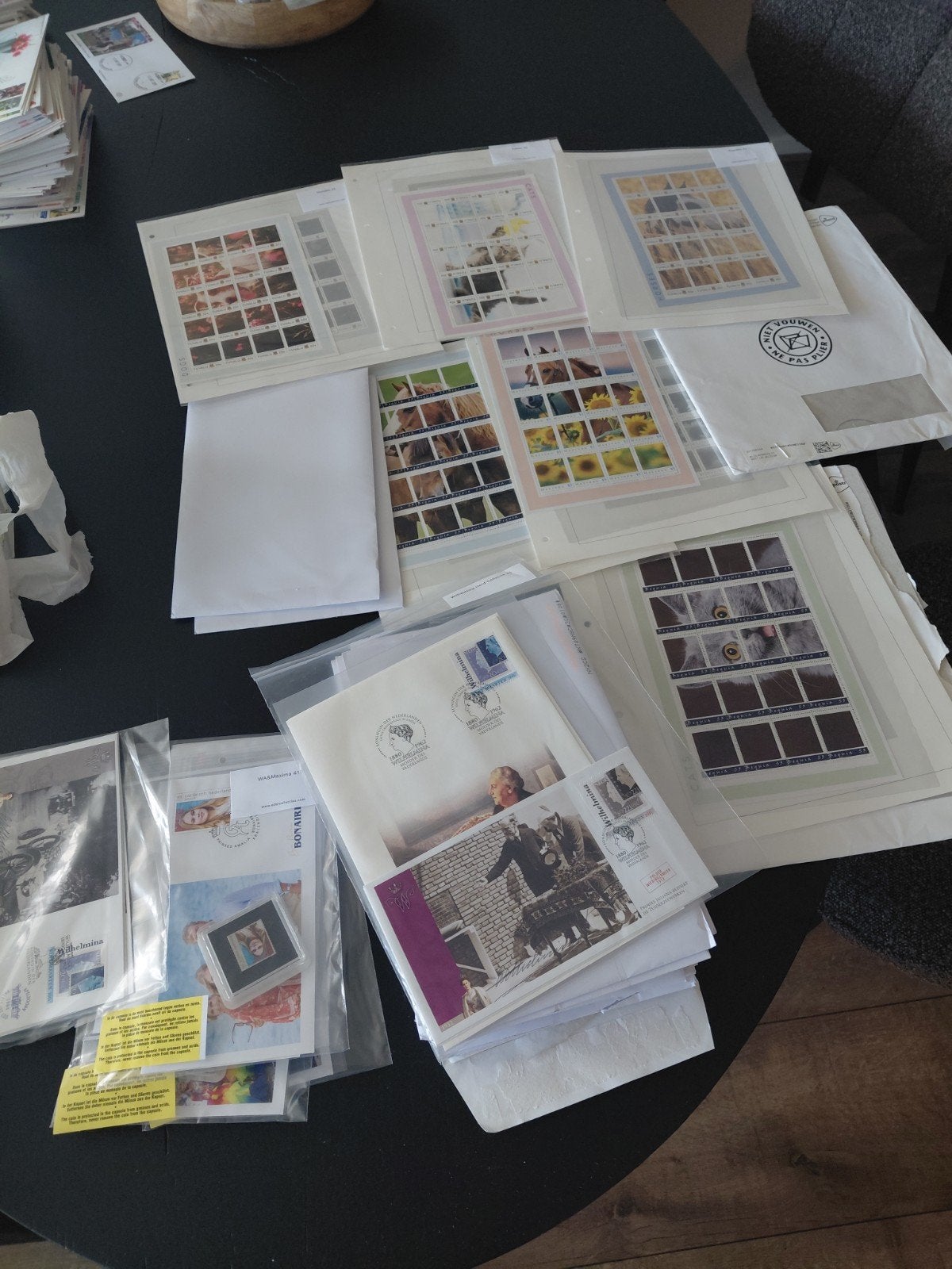 Ongeveer 200 edel uitgiftes vellen en fdc s, Postzegels en Munten, Postzegels | Volle albums en Verzamelingen, Ophalen of Verzenden