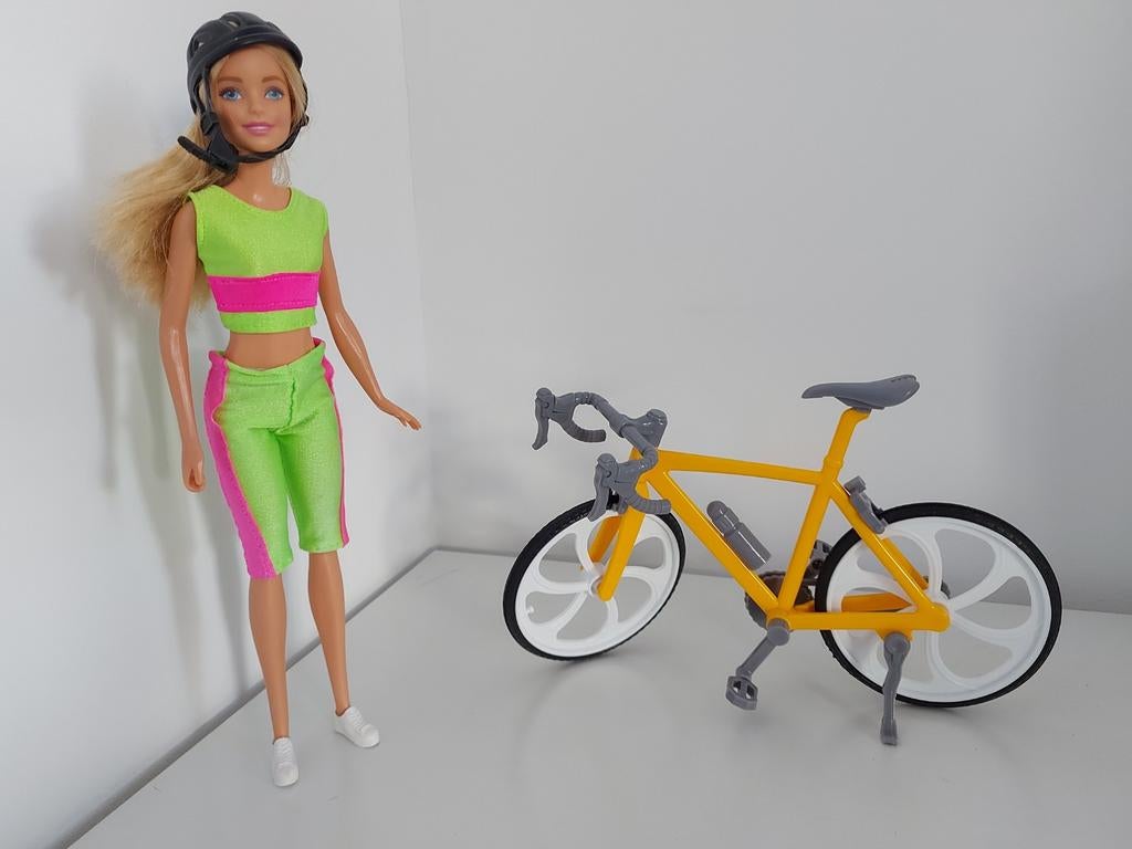 Barbie op de fiets, Kinderen en Baby's, Speelgoed | Poppen, Ophalen of Verzenden, Gebruikt, Barbie