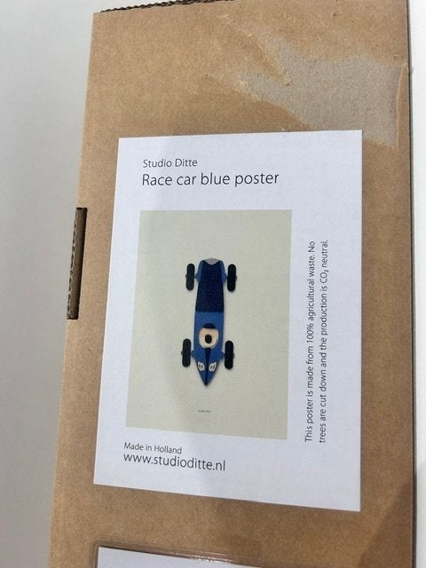 Studio Ditte Raceauto Blauw Poster - 50x70 cm, Rechthoekig Staand, Nieuw, Ophalen of Verzenden, Sport