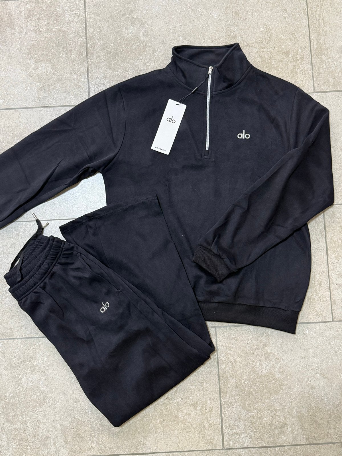 Alo Yoga trainingspak zwart M, Kleding | Heren, Sportkleding, Ophalen of Verzenden, Nieuw, Zwart