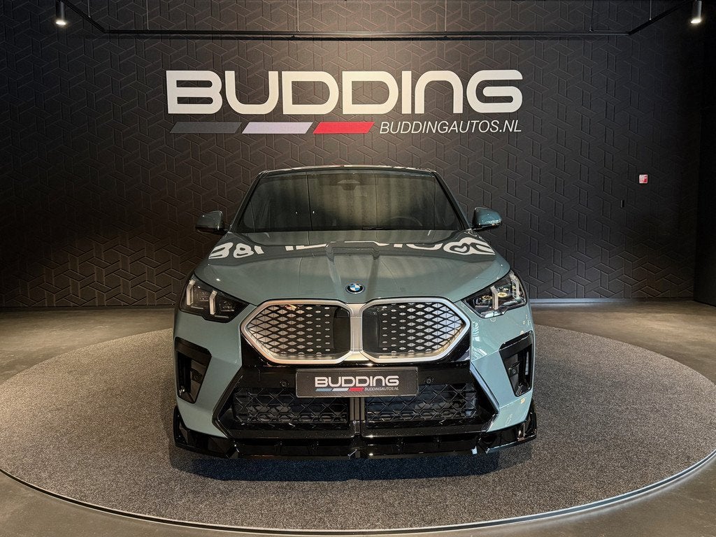 BMW iX2 eDrive20 67 kWh | M-performance | Camera | 20''inch, Automatische klimaatregeling, 204 pk, SUV of Terreinwagen, Geïmporteerd