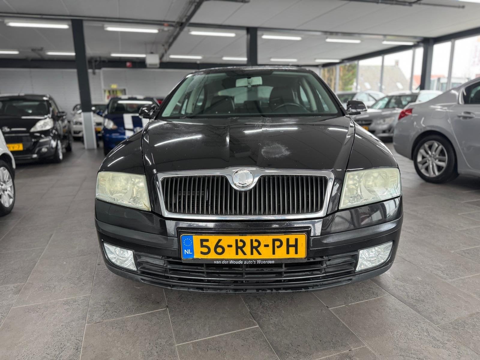Skoda Octavia 1.6 Ambiente 5-deurs half leer airco elektrisc, Auto's, Dealer onderhouden, Gebruikt, Zwart, 4 cilinders