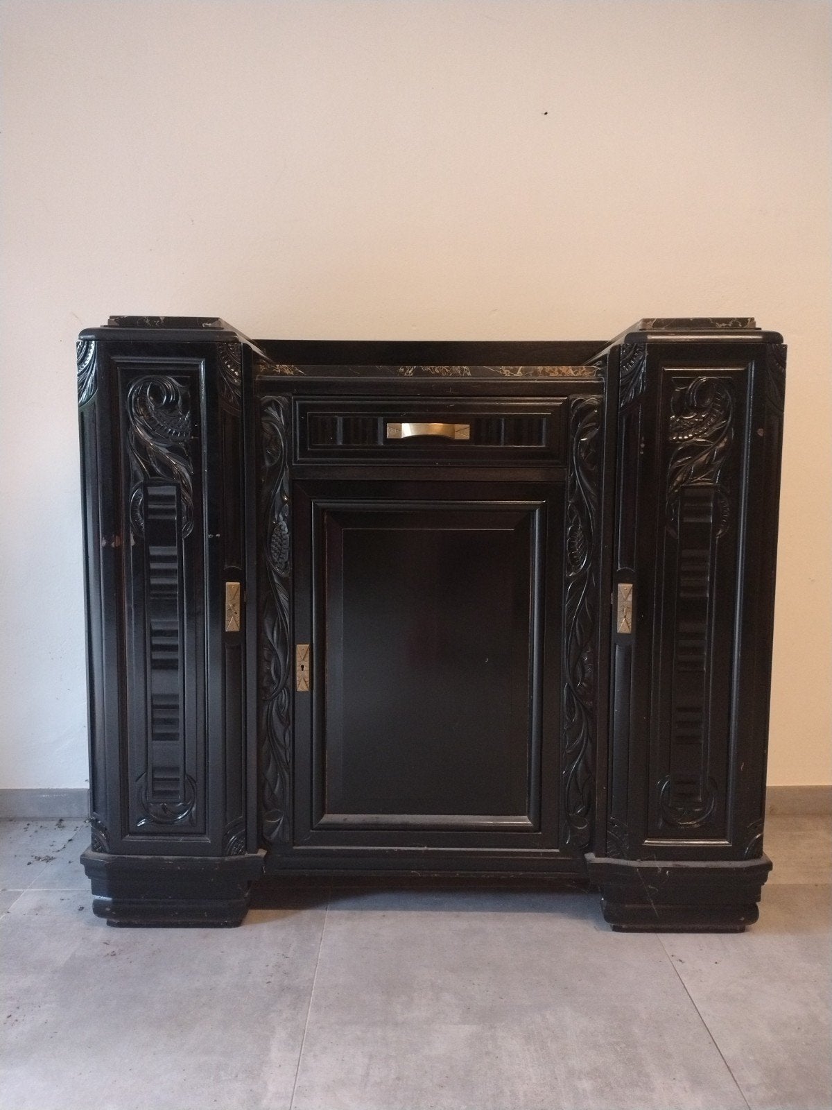 Art Deco Buffet met gedetailleerd inlegwerk en marmeren blad, Huis en Inrichting, Kasten | Dressoirs, Ophalen, Gebruikt, 25 tot 50 cm