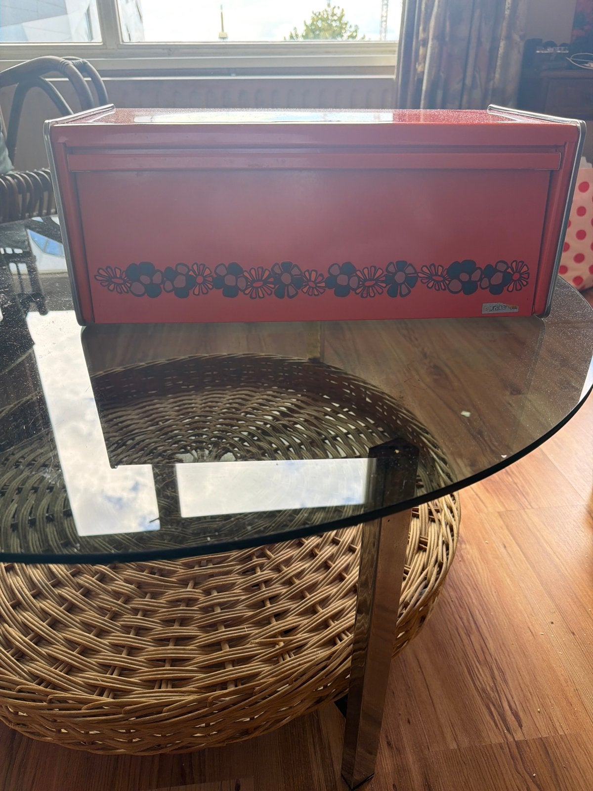 Vintage oranje broodtrommel met bloemmotief, Ophalen, Gebruikt, Metaal, Broodtrommel
