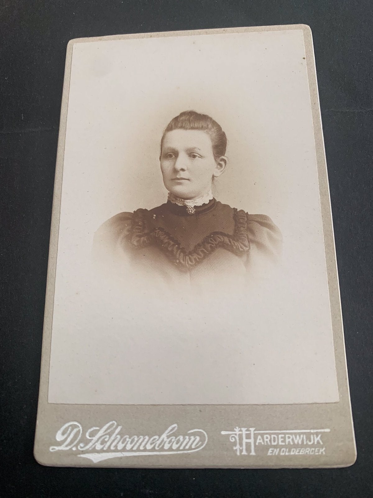 cdv carte de visite jongedame Harderwijk D Schooneboom, Verzamelen, Foto's en Prenten, Verzenden, Voor 1940, Zo goed als nieuw
