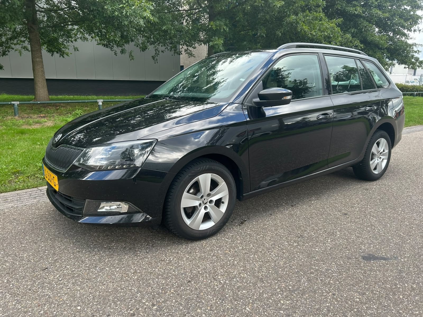 Skoda Fabia Combi 1.4 TDI Ambition Businessline, Auto's, Voorwielaandrijving, Gebruikt, Euro 6, Zwart