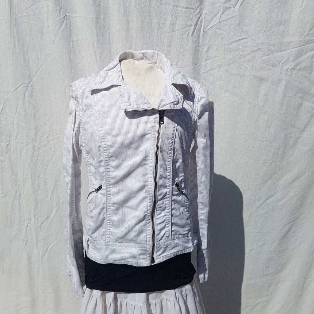Stoer wit jasje, zwarte krijtstrepen. Mt M Merk TRF, Kleding | Dames, Jasjes, Kostuums en Pakken, Maat 38/40 (M), ., Wit, Ophalen of Verzenden