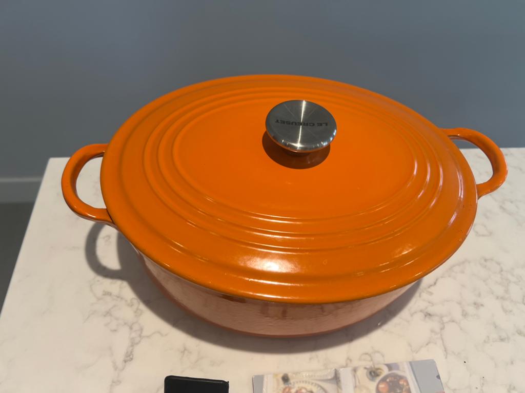 Vintage Le Creuset ovaal 27 cm, Harmonic Orange heel goed, Huis en Inrichting, Keuken | Potten en Pannen, Gebruikt, Gietijzer