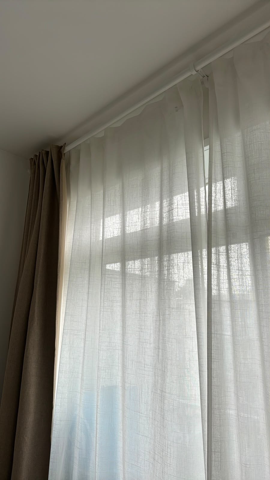 IKEA ANNAKAJSA + SILVERLÖNN gordijnen + HUGAD/RÄCKA roedes, Huis en Inrichting, Ophalen, Vitrage, Beige, Zo goed als nieuw