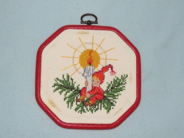 Vintage Zweedse kerstdecoratie borduurwerk met kerstkabouter, Ophalen of Verzenden, Zo goed als nieuw
