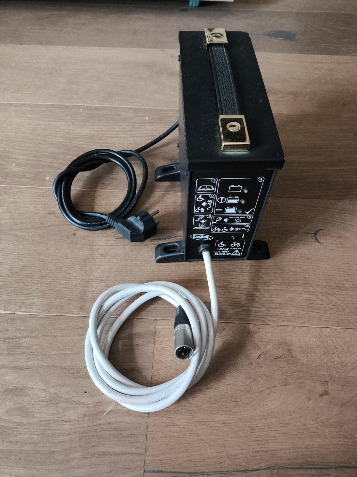 Invacare 24V 8A lader voor scootmobiel / electr. rolstoel, Ophalen of Verzenden, Gebruikt