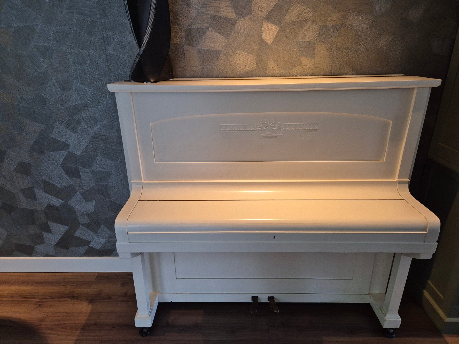 Witte Bach & Co. piano met pianobank – mooie blikvanger, Ophalen of Verzenden, Gebruikt